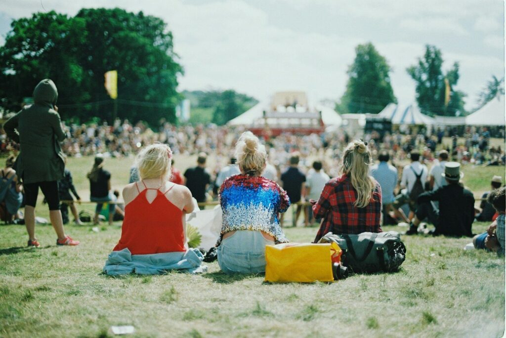 Público sobre la hierba en un festival